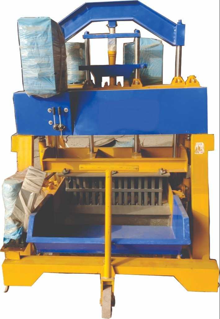 Hollow block making machine 