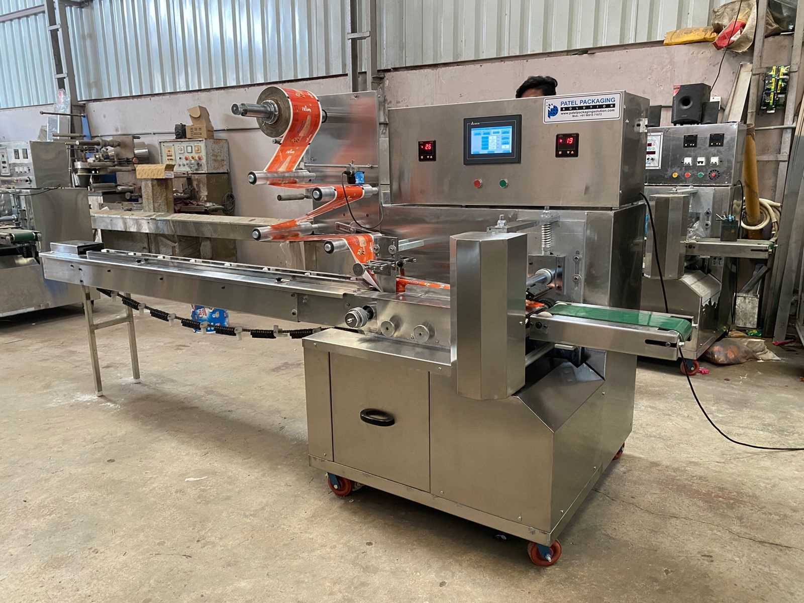 Flow wrap machine
