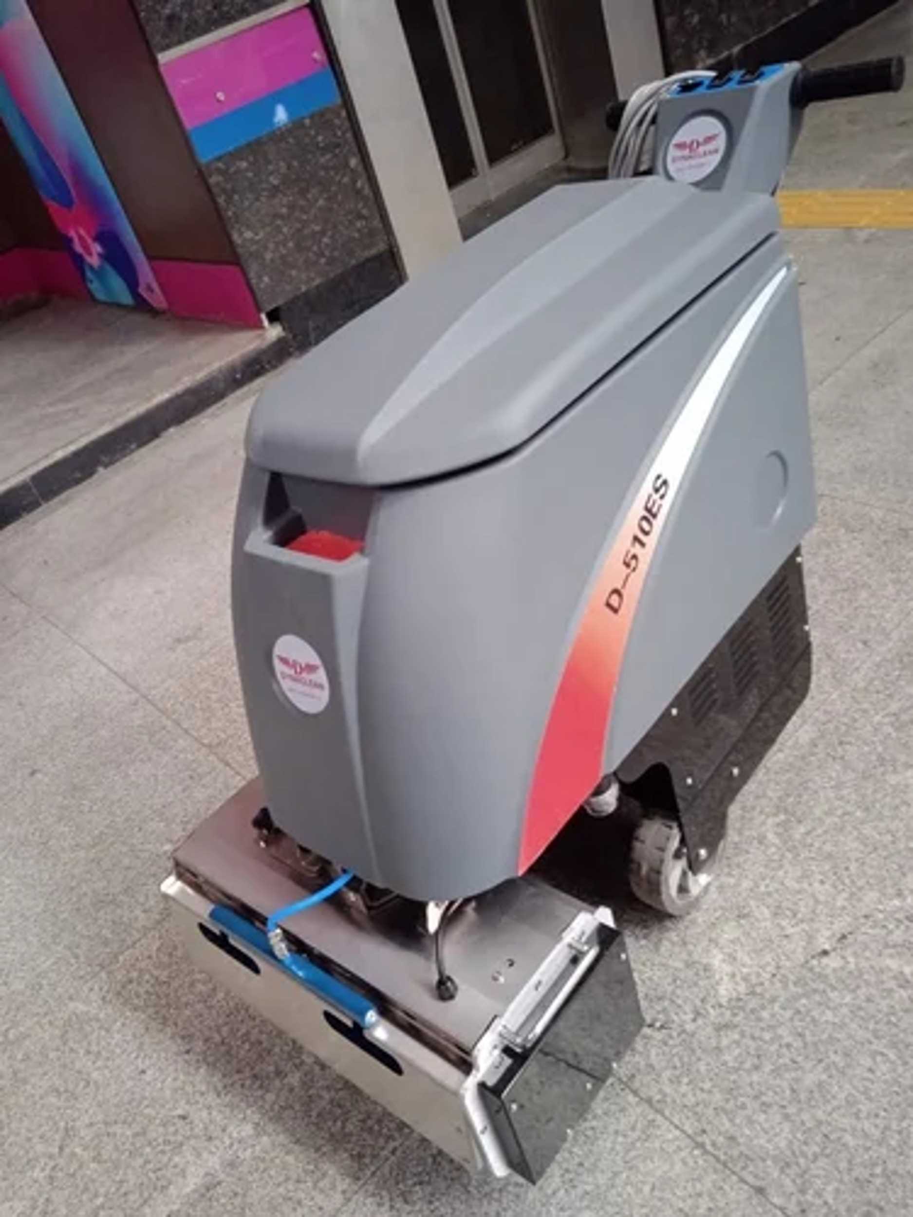 Escalator Cleaning Machine